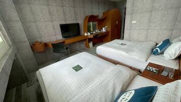 Habitació amb dos llits individuals | Cobrellits, escriptori i espai de treball apte per a portàtils