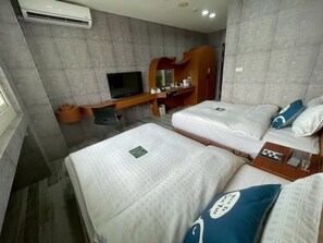 Habitación con 2 camas individuales | Edredón, escritorio, espacio para trabajar con laptop y wifi gratis 