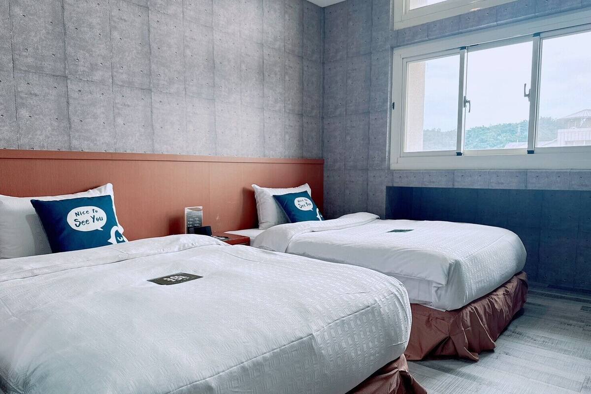 مكتب ومساحة عمل للكمبيوتر المحمول وواي فاي مجانًا