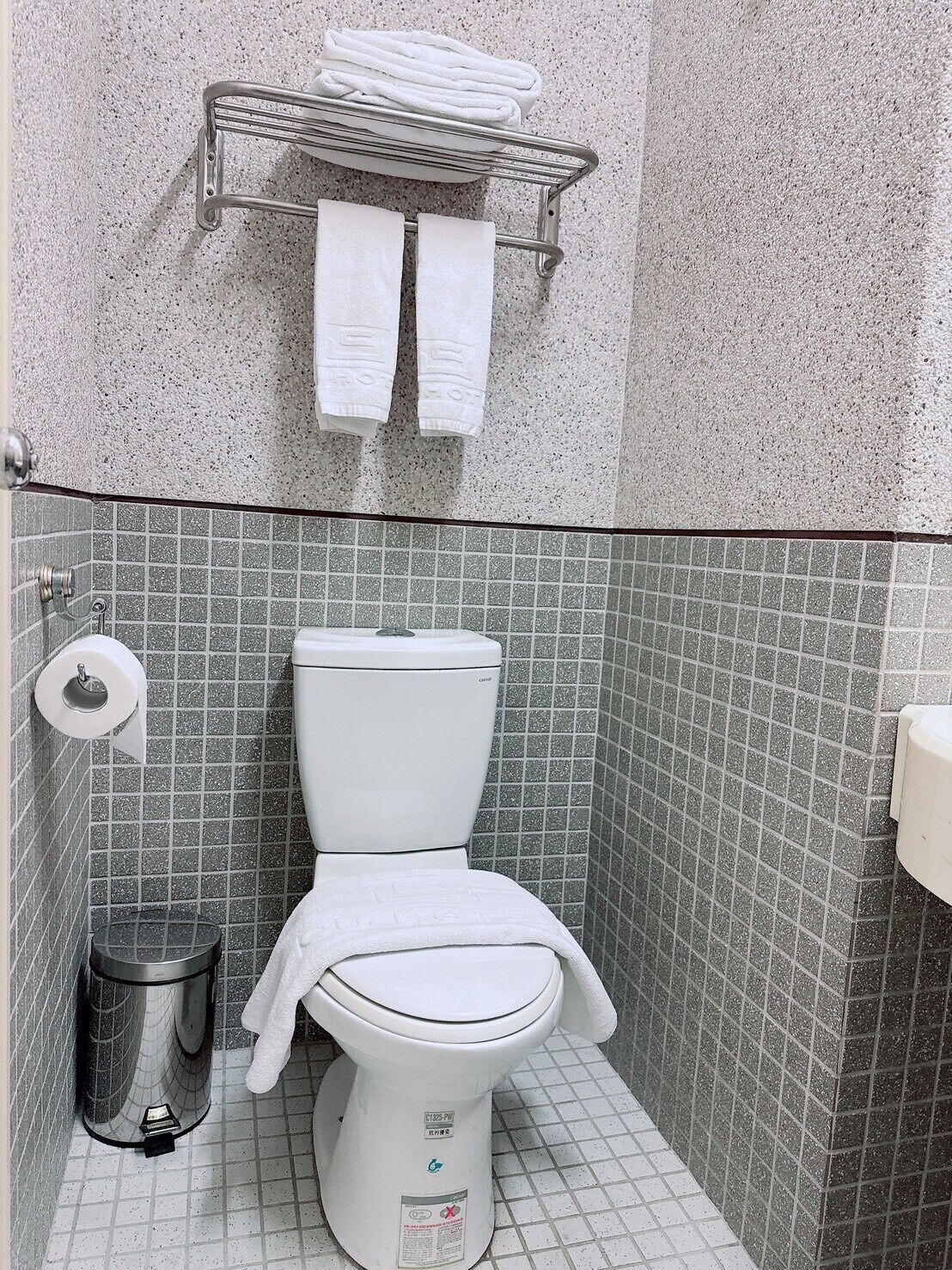 Habitació triple | Bany | Dutxa, assecador de cabells, sabatilles i tovalloles 