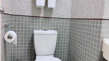 Habitació triple | Bany | Dutxa, assecador de cabells, sabatilles i tovalloles