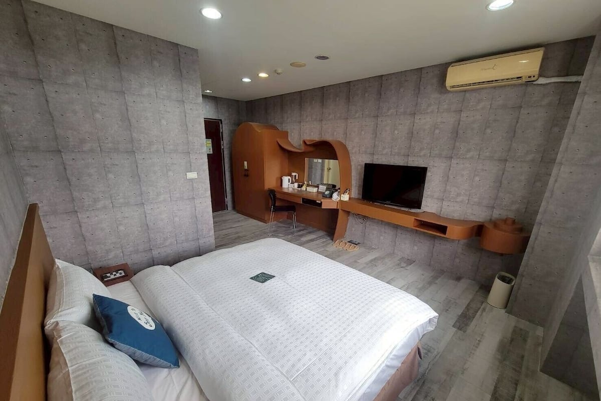 مكتب ومساحة عمل للكمبيوتر المحمول وواي فاي مجانًا