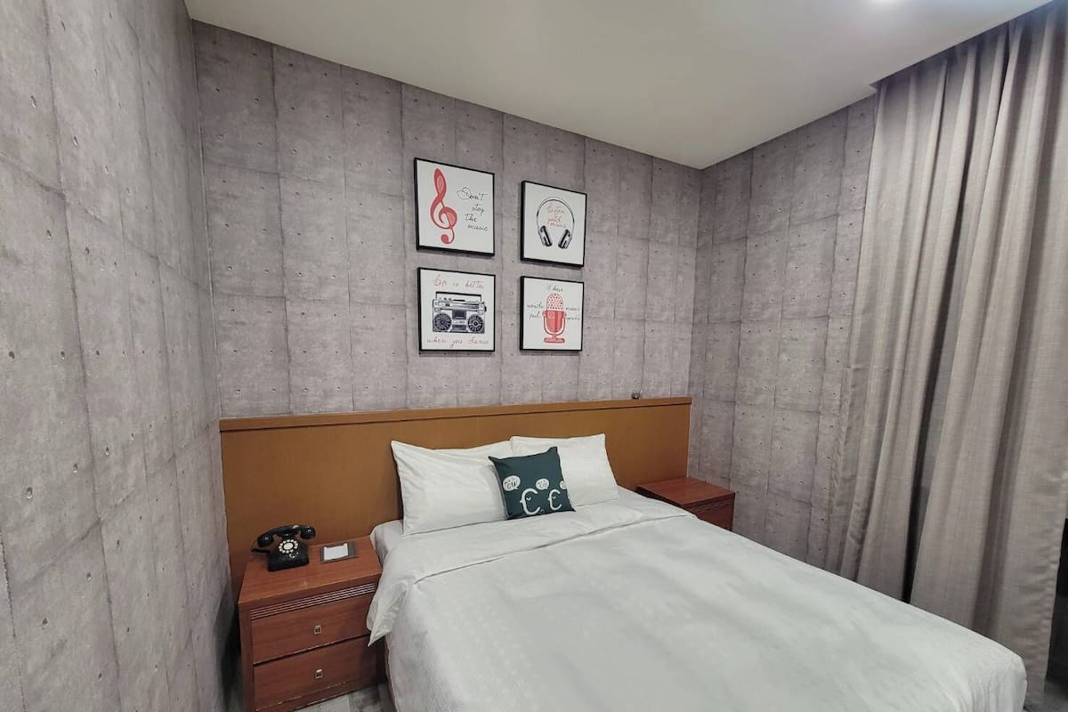 Habitación doble | Edredón, escritorio, espacio para trabajar con laptop y wifi gratis