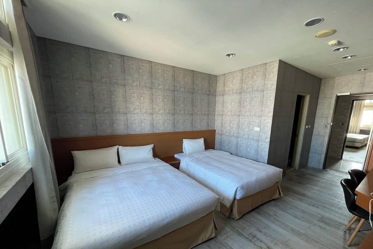 Habitación triple | Edredón, escritorio, espacio para trabajar con laptop y wifi gratis