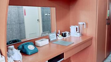 Habitació quàdruple | Cobrellits, escriptori i espai de treball apte per a portàtils