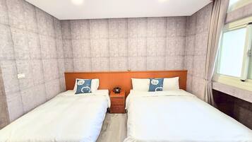 Habitación triple | Edredones de plumas, escritorio, espacio para trabajar con un portátil