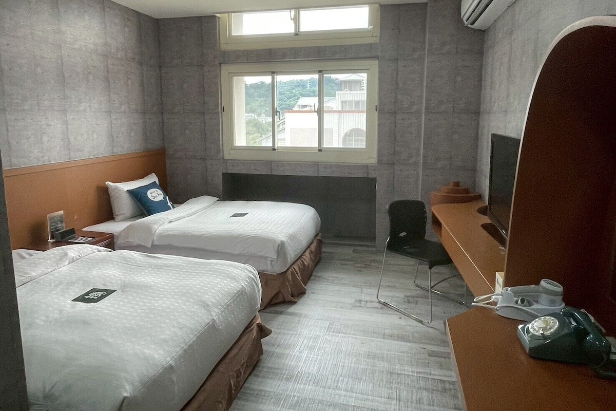 مكتب ومساحة عمل للكمبيوتر المحمول وواي فاي مجانًا