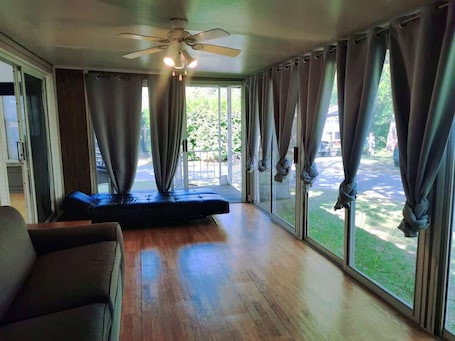 TV. 5 minutes from beach, 3 minutes from playground & swimming pool & front gate