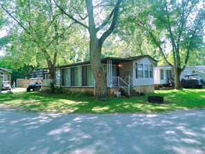 Exterior - 5 minutes from beach, 3 minutes from playground & swimming pool & front gate (Port Colborne)