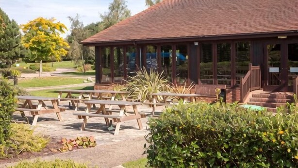 Outdoor dining - Holiday Inn COLCHESTER by IHG (Eight Ash Green)