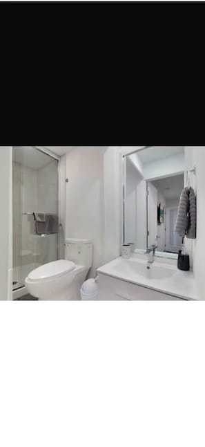 Dusche, Haartrockner, Handtücher, Seife