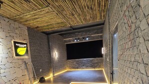 Een modern interieur met een stenen muur, een bamboe plafond en een bordje dat een restaurant aangeeft.