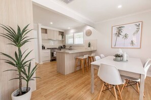 Dining - Ocean Breeze Retreat (Ocean Grove)