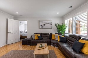 Living area - Ocean Breeze Retreat (Ocean Grove)