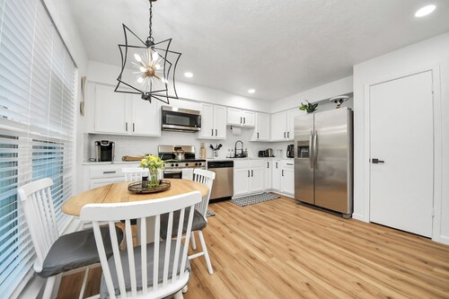 Stylish Katy Retreat  4BR Sleeps 10  Outdoor Escape