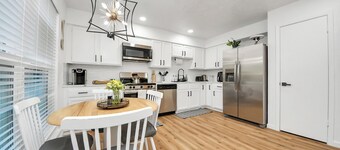 Stylish Katy Retreat  4BR Sleeps 10  Outdoor Escape