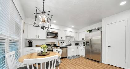 Stylish Katy Retreat 4BR Sleeps 10 Outdoor Escape