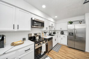 Refrigerador, microondas, horno y parrilla de estufa 