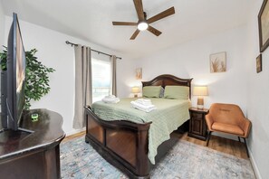 4 habitaciones, escritorio y tabla de planchar con plancha 