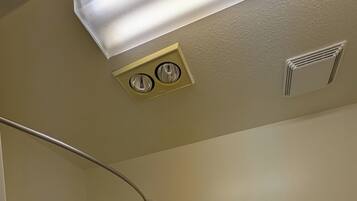 Tweepersoonskamer, 2 queensize bedden, niet-roken | Badkamer | Een douche, een haardroger, handdoeken, zeep