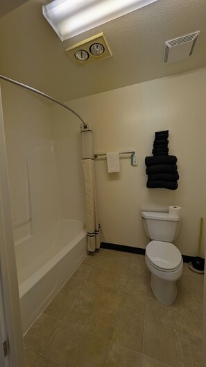 Double Room, 2 Katil Ratu (Queen), Non Smoking | Bilik Mandi | Pancuran mandi, pengering rambut, tuala disediakan, sabun 