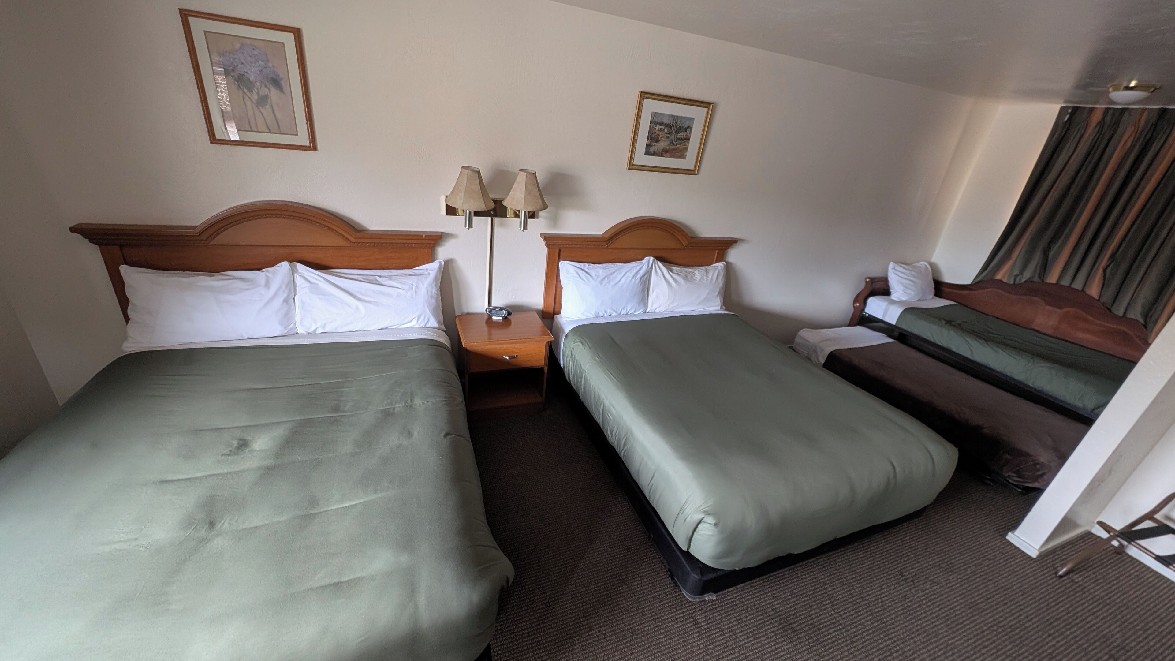 Habitació quàdruple, diversos llits, no fumadors | Escriptori i wifi gratuïta 