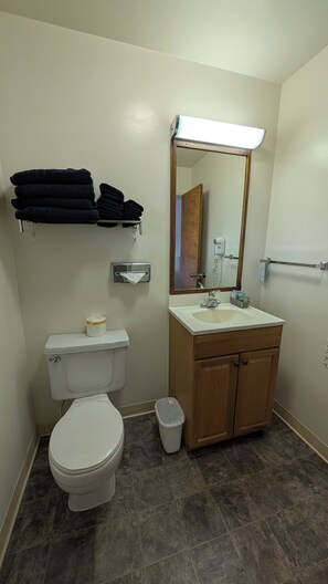 Kamar Quadruple, Beberapa Tempat Tidur, Bebas Asap Rokok | Kamar mandi | Shower, pengering rambut, handuk, dan sabun