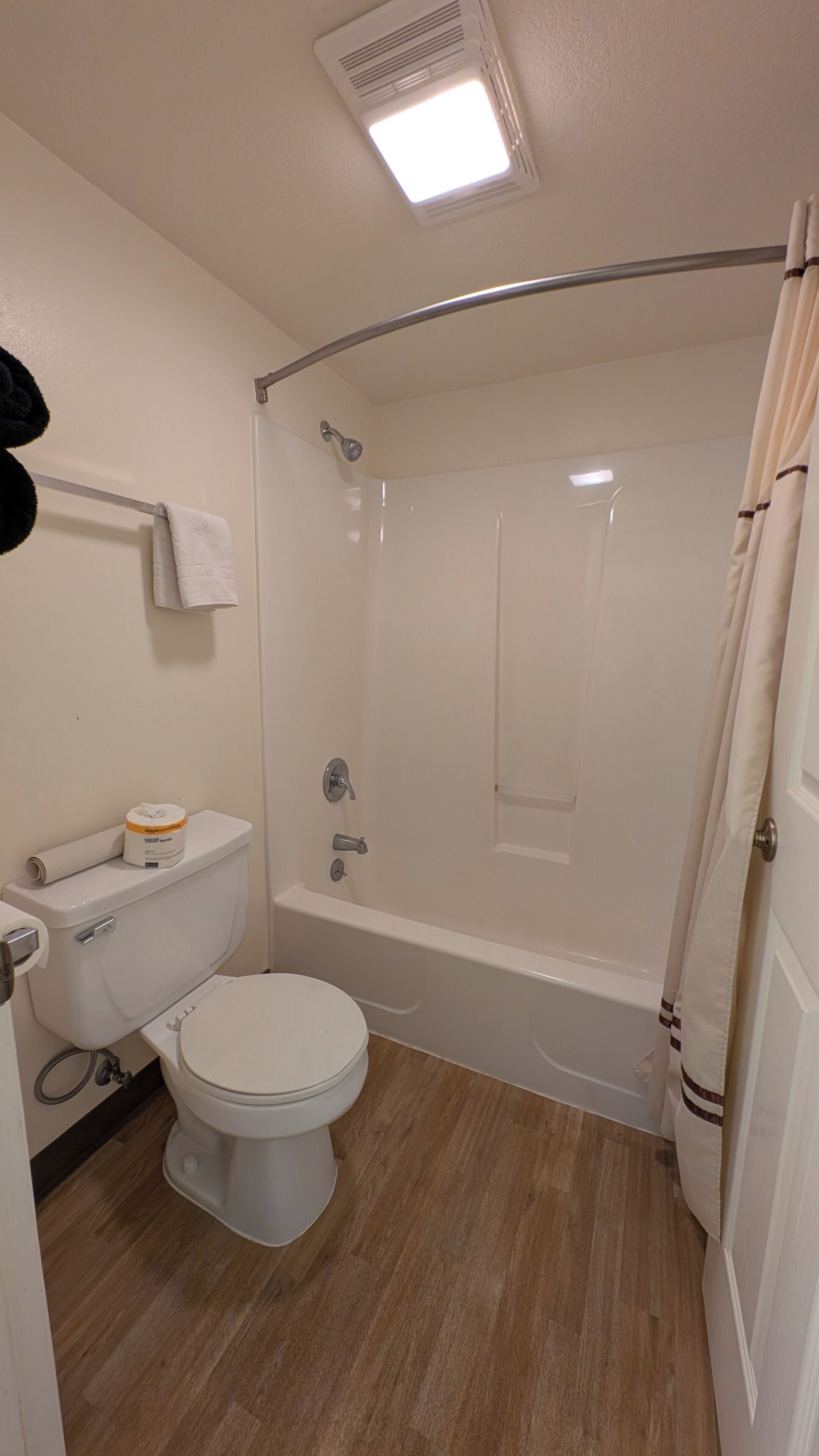 Single Room, 1 King Bed, Non Smoking | Bathroom | Shower, hair dryer, towels, soap
