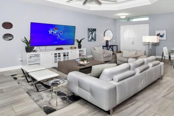 Room - Phoenix, quite Area, Pool and great water few (Cape Coral)