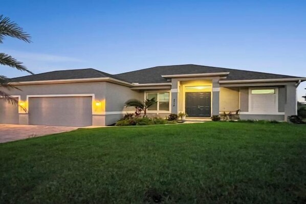 Room - Phoenix, quite Area, Pool and great water few (Cape Coral)