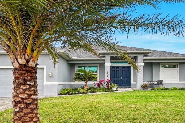 Room - Phoenix, quite Area, Pool and great water few (Cape Coral)