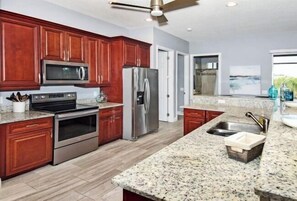 Room - Phoenix, quite Area, Pool and great water few (Cape Coral)