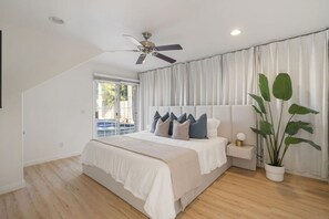 5 habitaciones, escritorio y tabla de planchar con plancha 