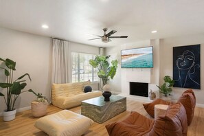 TV - Sunlit Oasis: Heated Pool & Jacuzzi | Near Disney (Placentia)