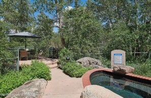 Outdoor dining - Ski accessible 2-bedroom condo in Snowmass Village with fitness room (Snowmass Village)