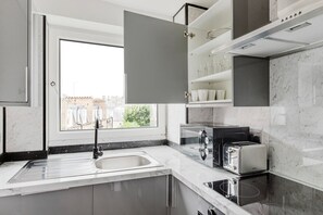 Fridge, microwave, oven, dishwasher - Blueground | Kensington, view, nr Kensington Palace (London)