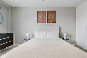Iron/ironing board, WiFi, bed sheets - Blueground | Kensington, view, nr Kensington Palace (London)