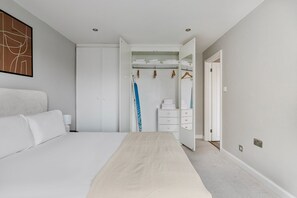 Tabla de planchar con plancha, wifi y ropa de cama 