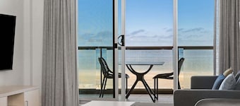 Belle Escapes- Waves at The Bay