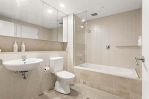 Hair dryer, towels, soap, shampoo - Belle Escapes- Waves at The Bay (Holdfast Bay)