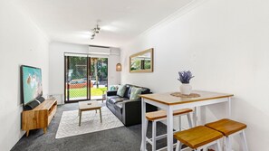 Smart TV - Surf's Up Sawtell - Just steps from the beach (Sawtell)