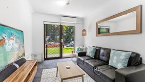 Smart TV - Surf's Up Sawtell - Just steps from the beach (Sawtell)
