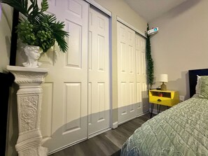 Työpöytä, silitysrauta/-lauta, ilmainen Wi-Fi, vuodevaatteet