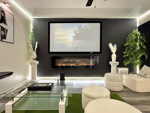 Lux•Turf Cinema Townhome•Cozy Fireplace•Dream Vibe