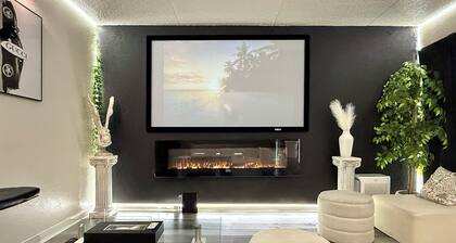 Lux•Turf Cinema Townhome•Cozy Fireplace•Dream Vibe
