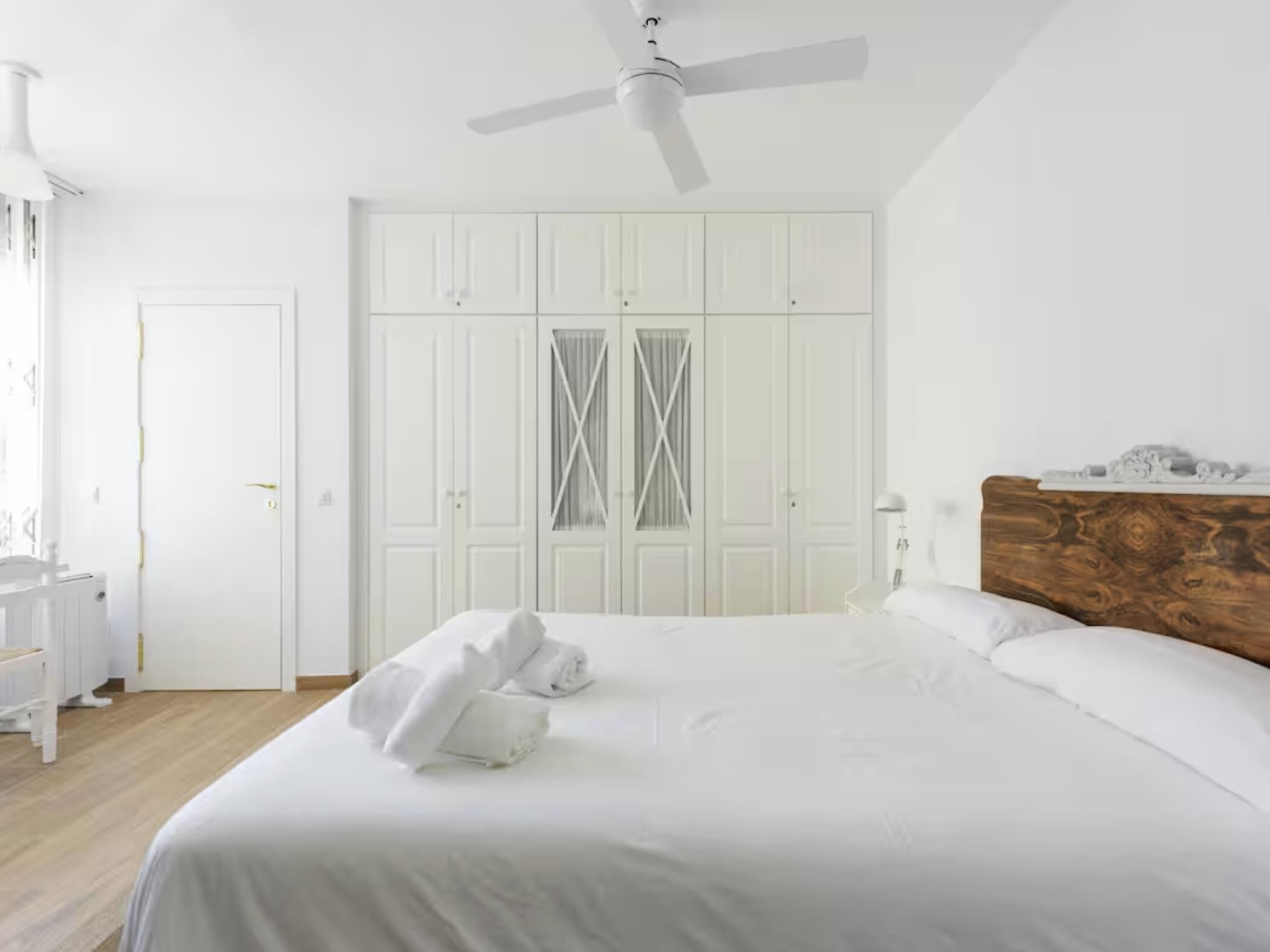 Iron/ironing board, Internet, bed sheets