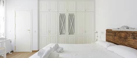 Iron/ironing board, Internet, bed sheets