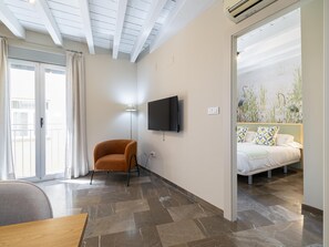 Een strijkplank/strijkijzer, internet, beddengoed