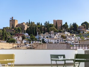 Outdoor dining - H2Granada Rooftop Terrace & Parking & Pet Friendl (Granada)