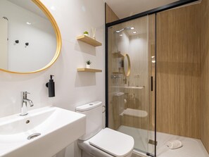 Douche, sèche-cheveux, serviettes fournies